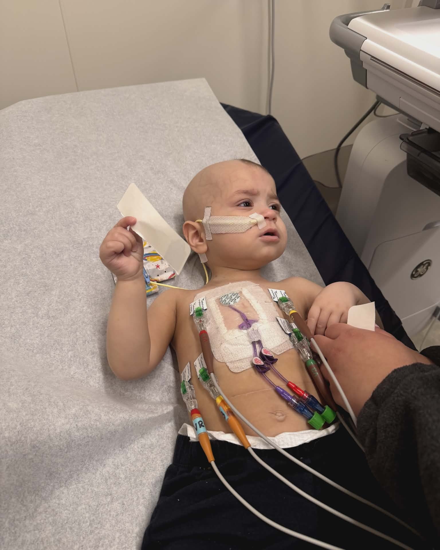 Mateo en el hospital junto a su mamá