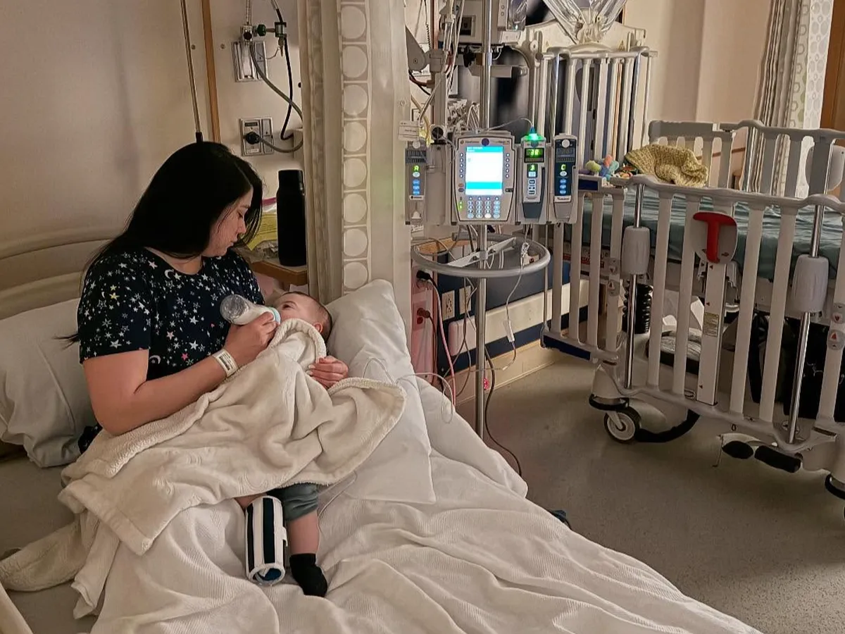 Mateo con su mamá en el hospital